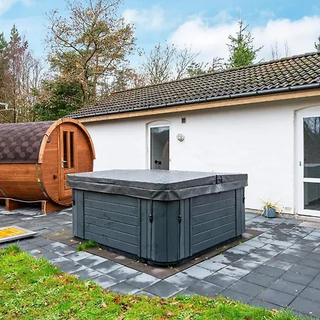 Vakantiehuis Luxury Retreat With Pool - By Traum Henne Strand